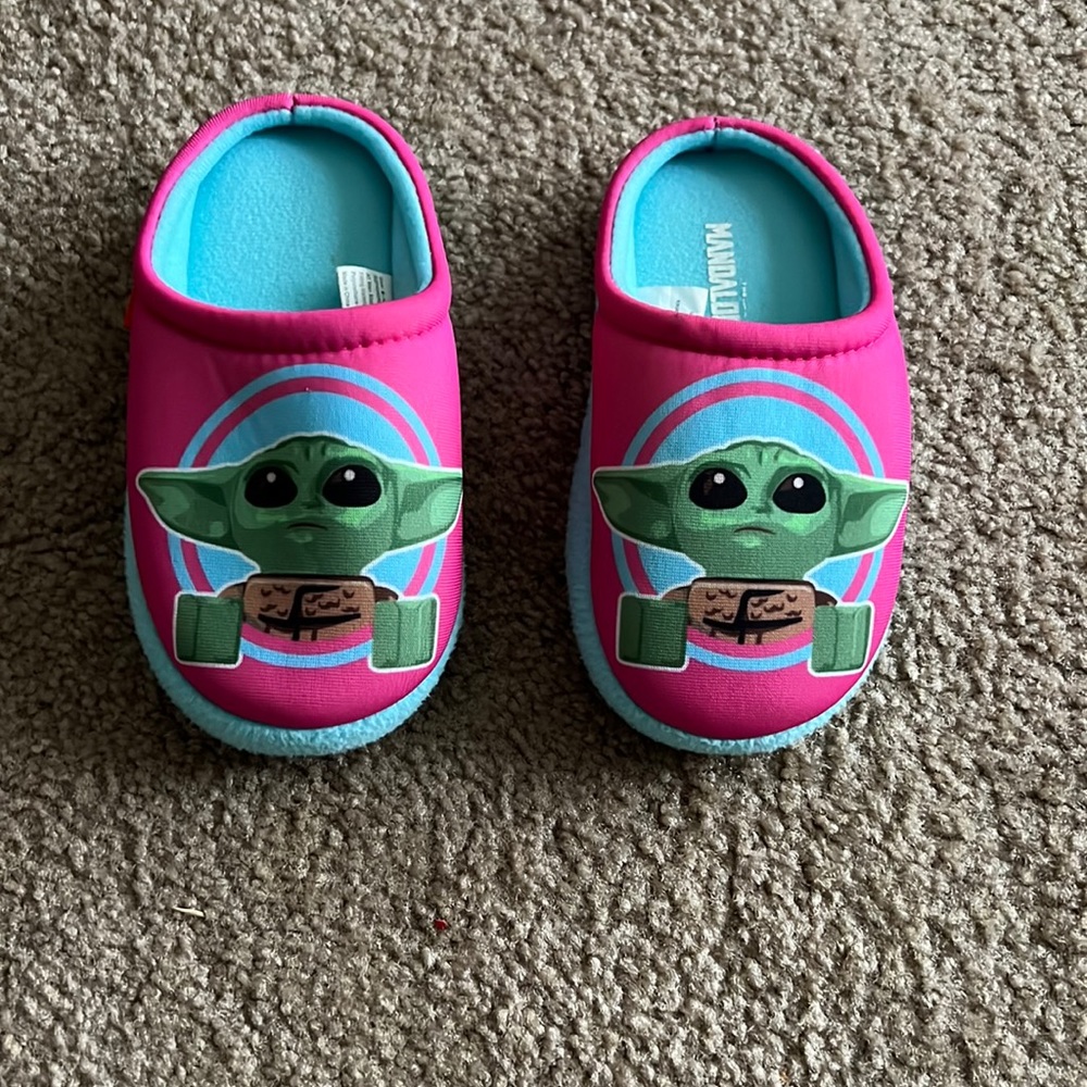 Kids Mandalorian baby yoda slippers: